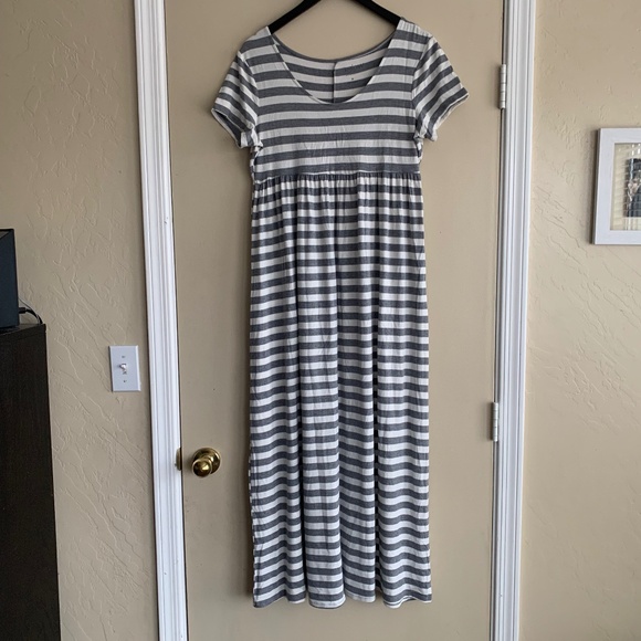 A• Glow Maternity Maxi Dress Sz.M Gray White Striped Jersey Knit Stretch - Picture 1 of 8